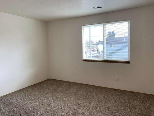 Building Photo - 3 bedroom, 2 1/2 bath home in quiet Scappo...