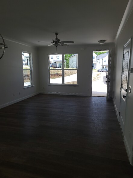 Building Photo - 105 Solis Ct