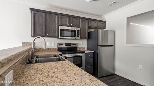 Building Photo - Townhome In BOYINGTON PLACE!