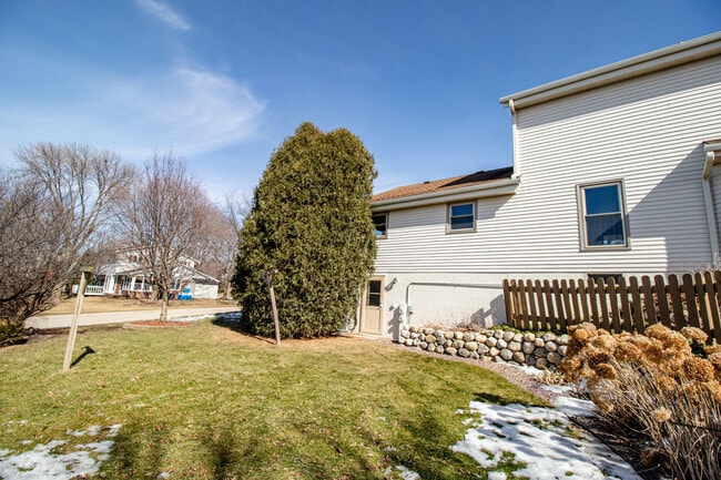Building Photo - 1055 S Imperial Dr