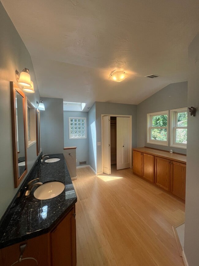Building Photo - 3- Bedroom 2.5-Bathroom Gardening paradise...