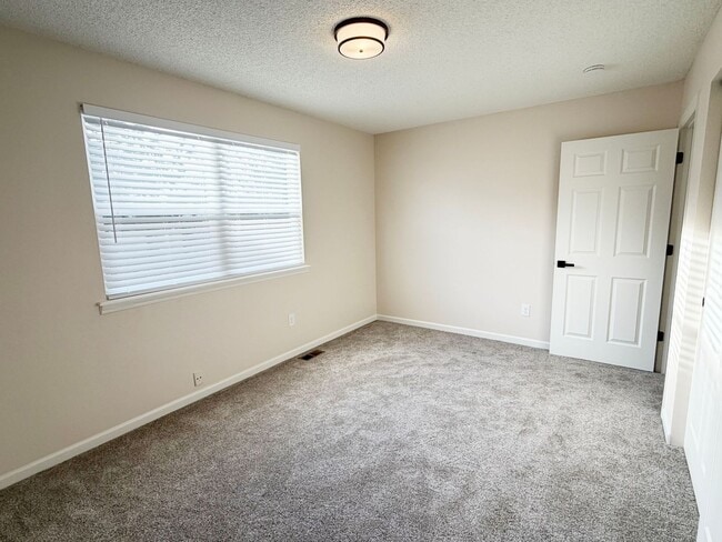 Building Photo - Exceptional 3-bedroom, 2.5-bathroom end unit townhouse located in Arvada