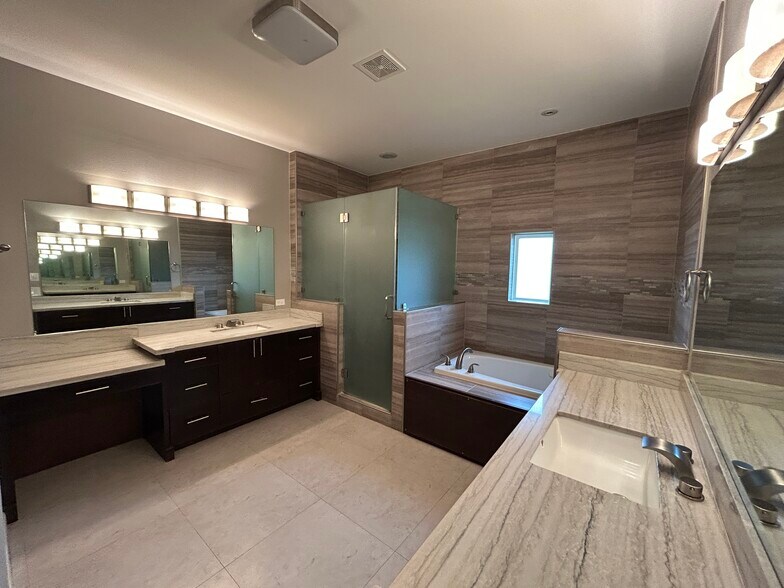 Building Photo - 4105 Lake View Dr