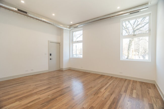 Building Photo - 2028 N Oakley Ave