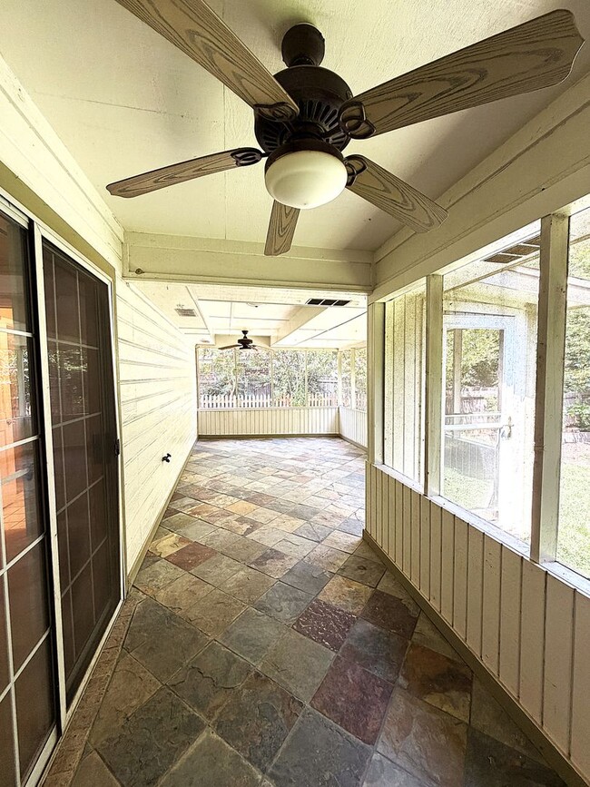 Building Photo - 405 Gina Dr