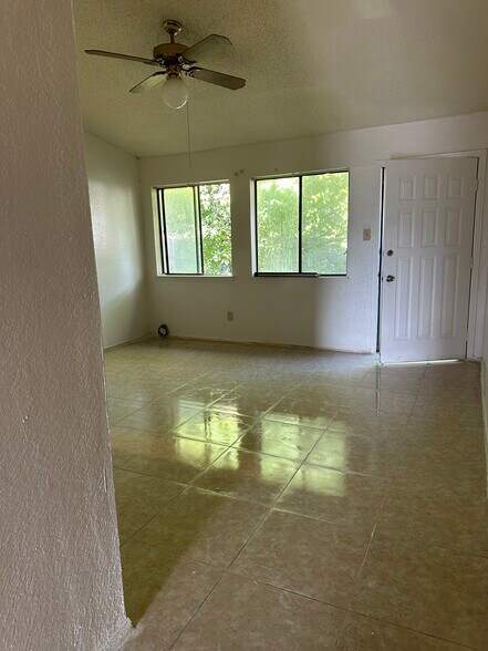 Building Photo - 1513 Lavendale Ln
