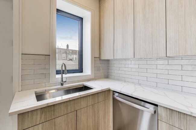 Building Photo - 2 bedroom in Chicago IL 60647