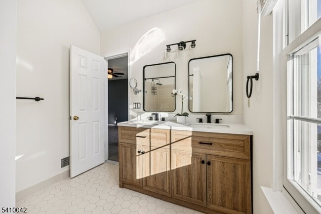 Building Photo - 1075 Ash Dr