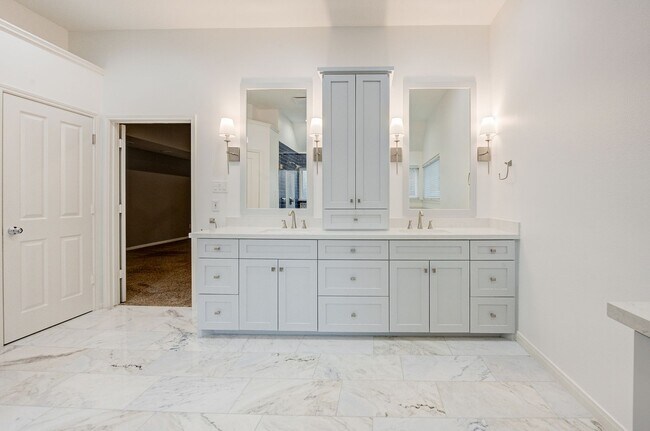 Building Photo - 5 Bed/ 3 Bath Two Story Home