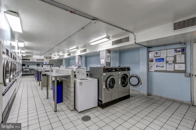 Building Photo - 10401 Grosvenor Pl