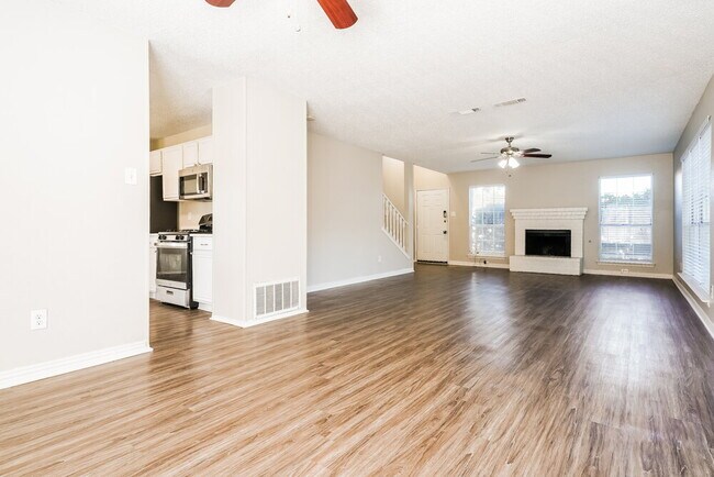 Building Photo - 2843 Red Oak Dr