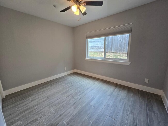 Building Photo - 2504 Manor Cir