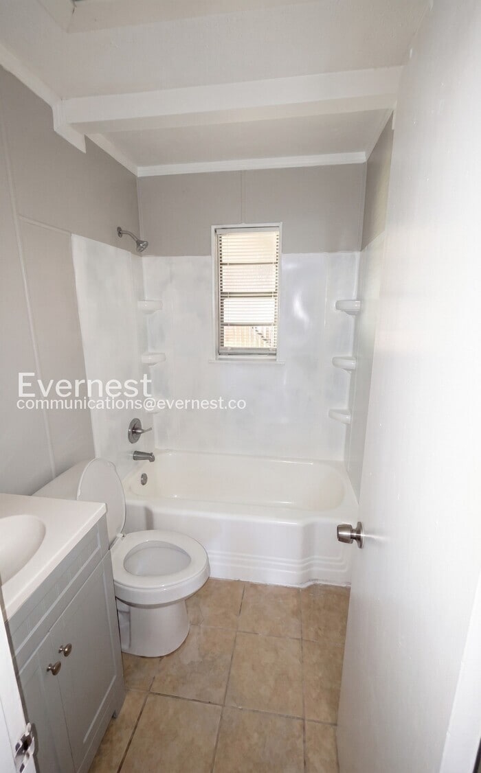 Building Photo - 907 Garywood Pl