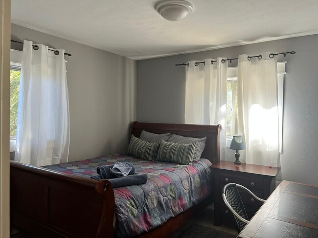 Building Photo - Executive Rental Fully Furnished PERFECT G...