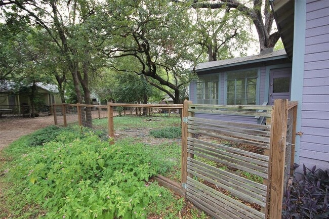 Building Photo - 904 Possum Trot St