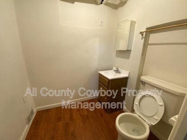 Building Photo - 566 N 9th St