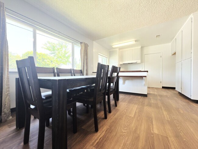 Building Photo - 4-Bedroom Home in Prime Northridge Location