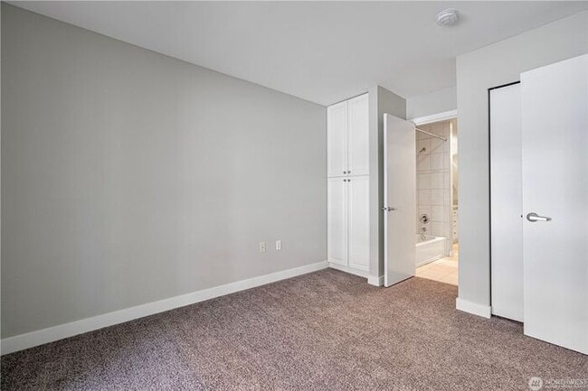 Building Photo - Top-Floor Condo with Office/Den + Private ...