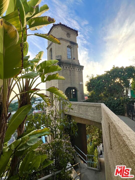 Building Photo - 2185 BROADVIEW Ter