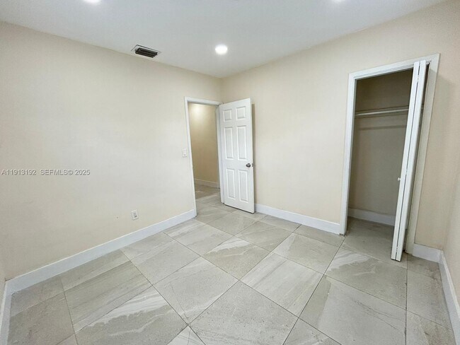 Building Photo - 610 E 8th Ave