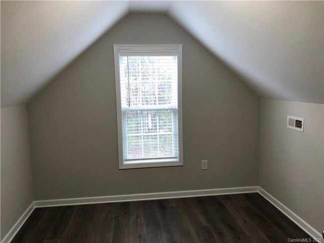 Building Photo - Two Bedroom Townhouse in Sherrills Ford wi...