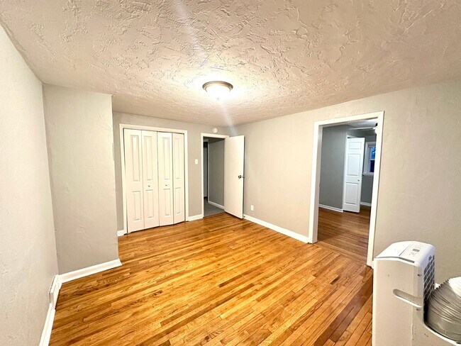 Building Photo - Updated 2 Bed, 1 Bath Home w/ Bonus Room in Castle Shannon - Central Heat & AC, Laundry - Availab...