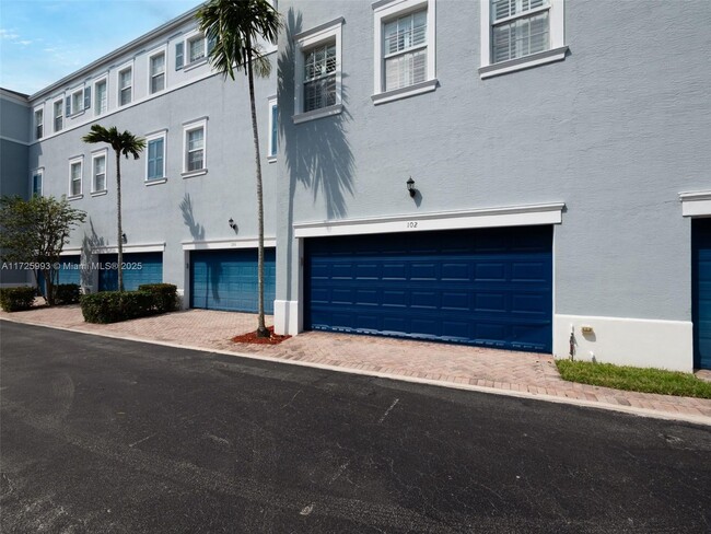 Building Photo - 117 E Royal Palm Cir