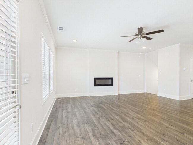 Building Photo - 3 Bed, 3.5 Bath, Finished Basement room, 2 car garage, walkable to Woodstock Middle and High scho...