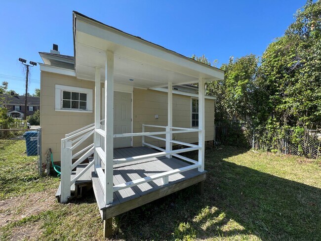 Building Photo - Remodeled 3 bedroom/ 2 bathroom home within minutes of downtown.