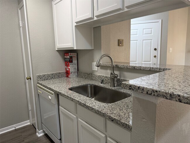 Building Photo - 2121 Hepburn St