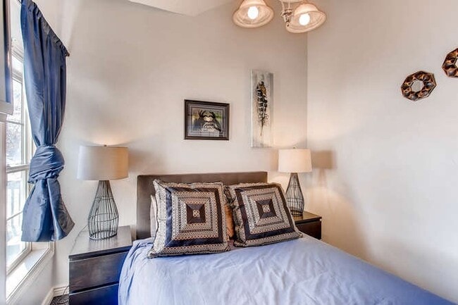 Building Photo - 420 W Oak St