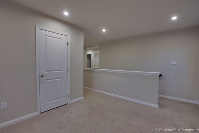 Building Photo - Gorgeous 3 Bed 3.5 Bath Fairborn Home!