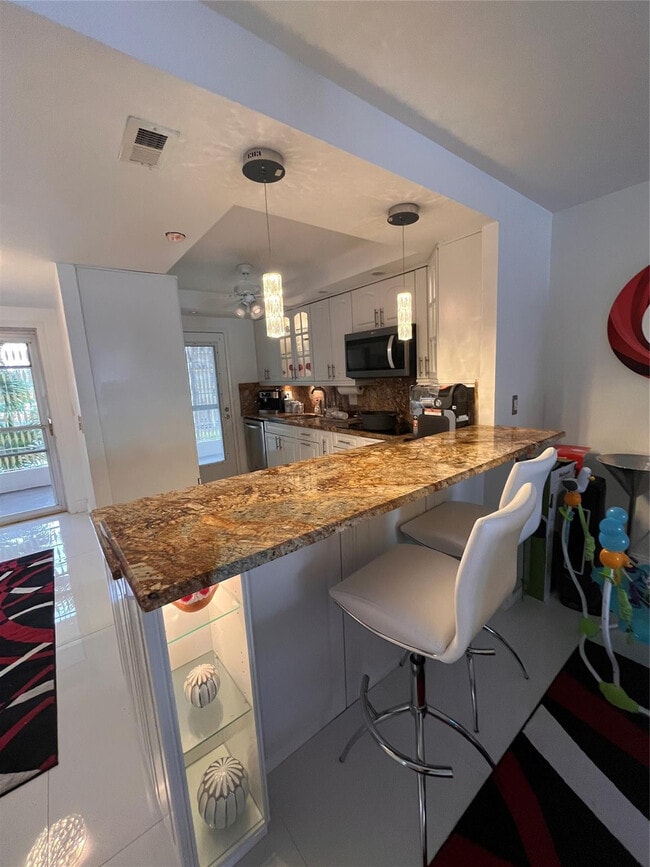 Building Photo - 400 Golden Isles Dr