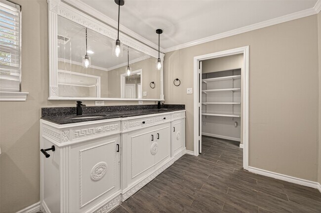 Building Photo - 1814 Eagle Point Rd