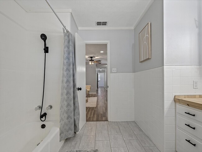 Building Photo - Secluded, Private Rooms with Easy Access t...