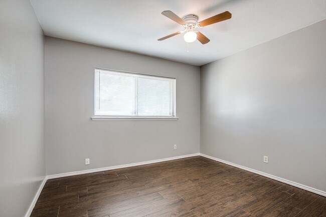 Building Photo - 4425 Windsor Dr