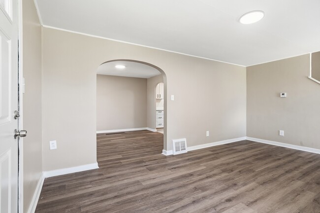 Building Photo - 624 Elm Dr