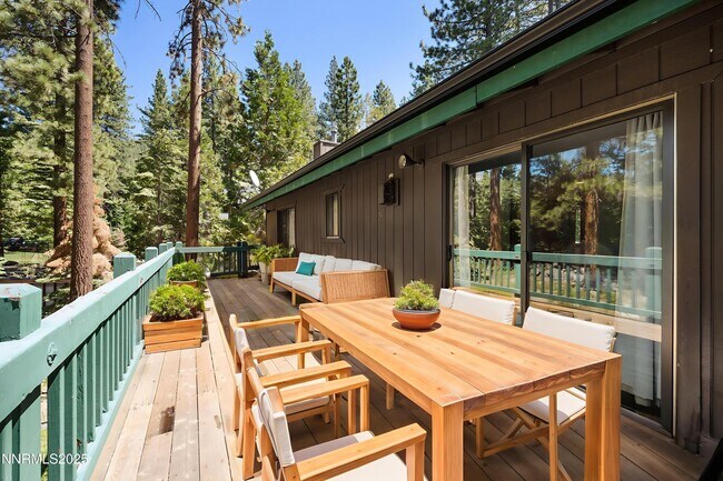 Building Photo - 445 Country Club Dr