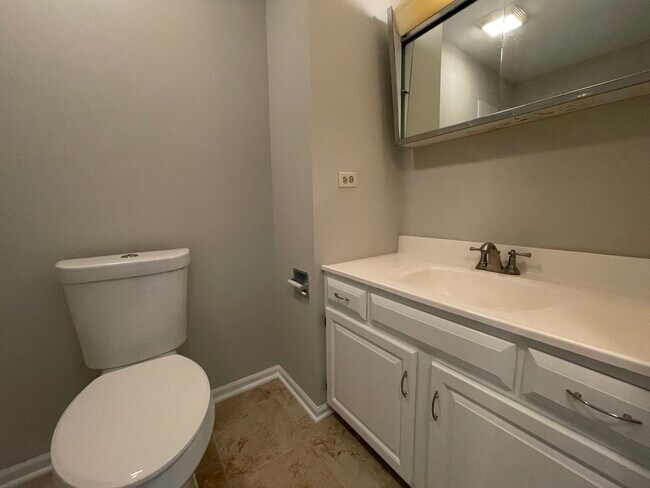 Building Photo - 311 E Forest Knoll Dr