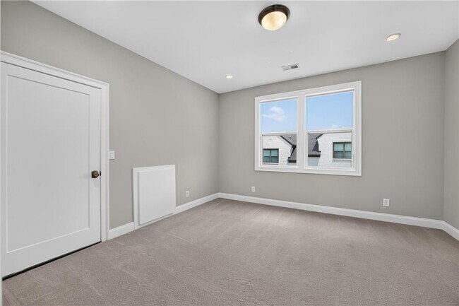 Building Photo - 124 W Wieuca Rd NE
