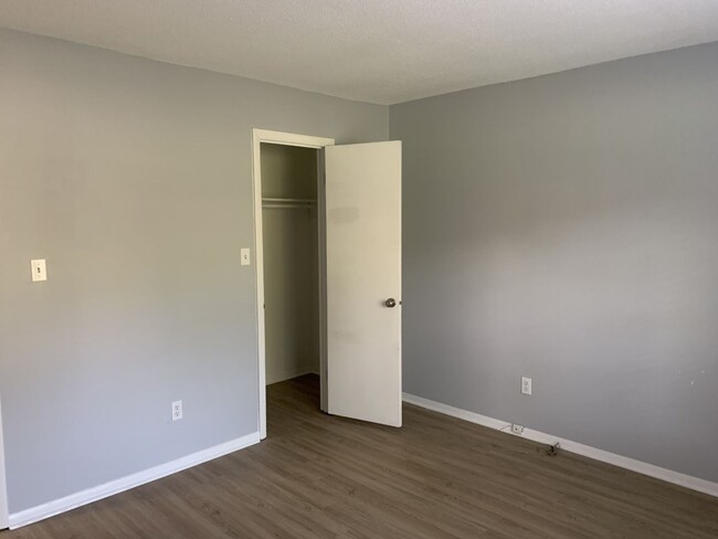 Building Photo - 5800 Falls of Neuse "B", 2-bd, 2-ba condo,...