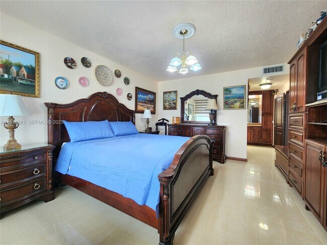 Building Photo - 3505 S Ocean Dr