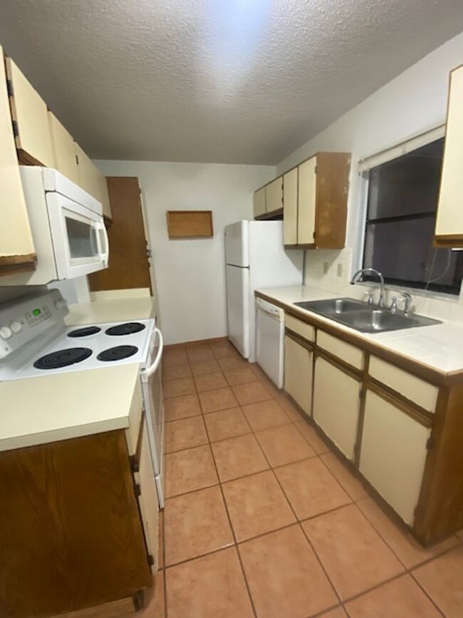 Building Photo - 2 Bed 1.5 Bath Townhome Washer Dyer Hookup...