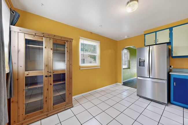 Building Photo - UPTOWN 2/bd 1/ba 1/cg 950/sf