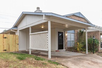 Building Photo - 2 Bed | 1.5 Bath East Tulsa with Spacious Back yard!