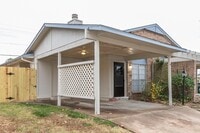 Building Photo - 2 Bed | 1.5 Bath East Tulsa with Spacious Back yard!