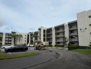 Building Photo - 9420 Poinciana Pl