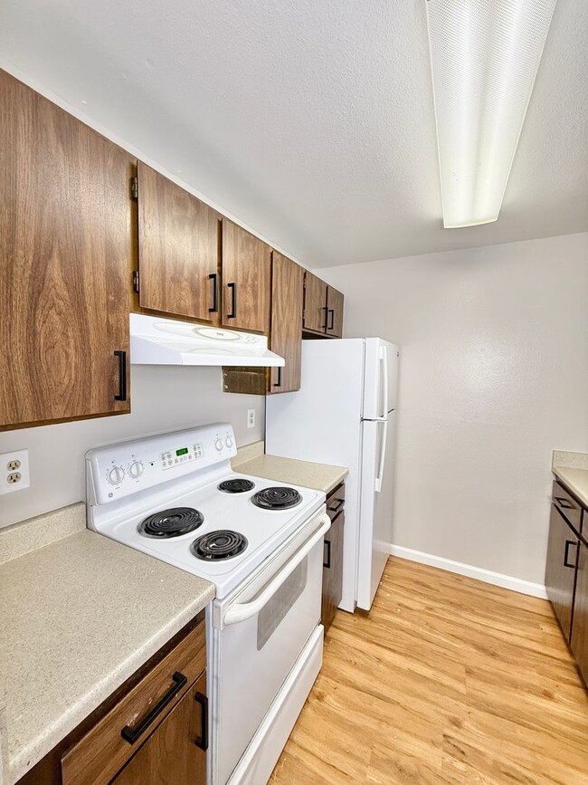 Building Photo - $500 off your 2nd months rent!