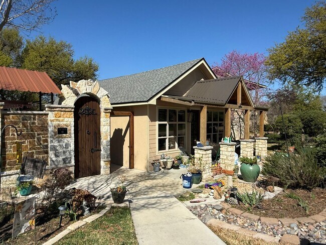 Building Photo - Custom built condo! Country Living! Offered unfurnished OR furnished!