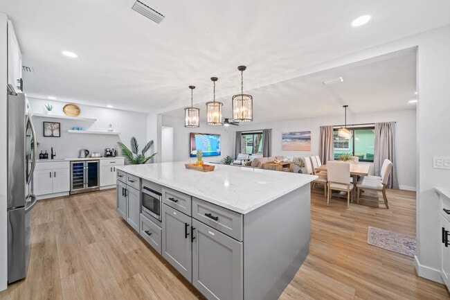 Building Photo - 115 Esther Dr